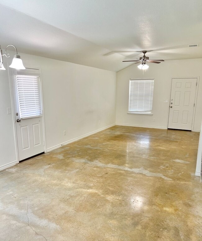 Building Photo - Cute Duplex On Amelia Earhart!
