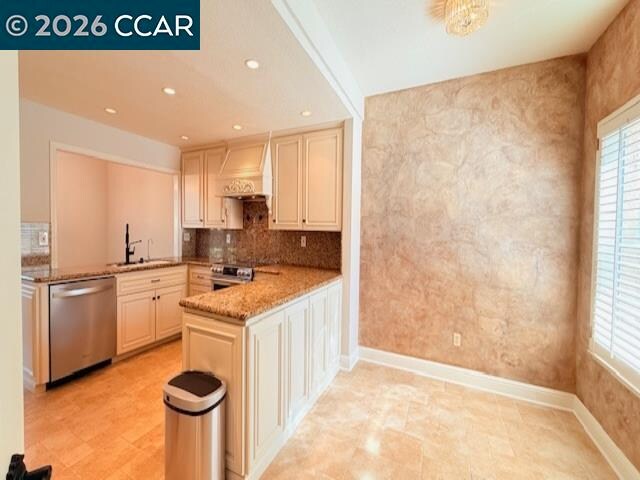 Building Photo - 6220 Lakeview Cir