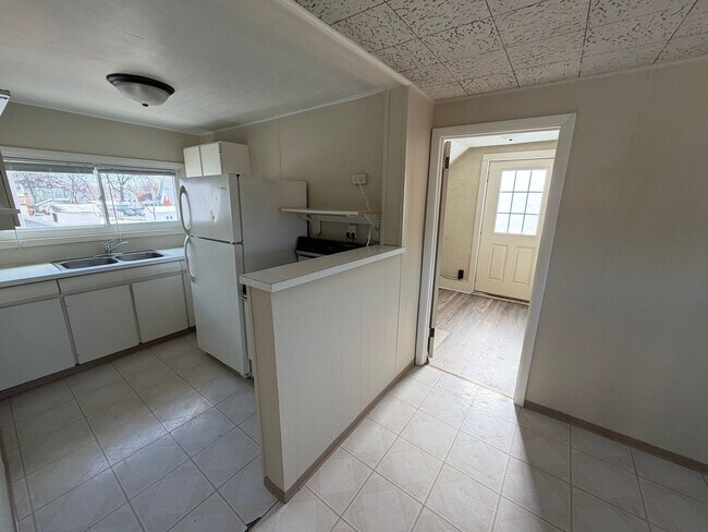 Building Photo - 825 Scott Ave