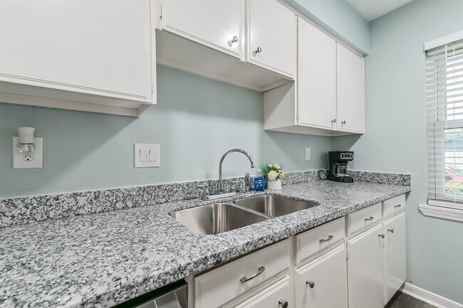 Building Photo - 1415 Ramada Dr