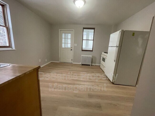 Building Photo - 1000 Duss Ave