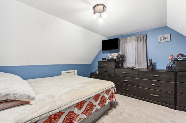 Building Photo - 552 Simms St