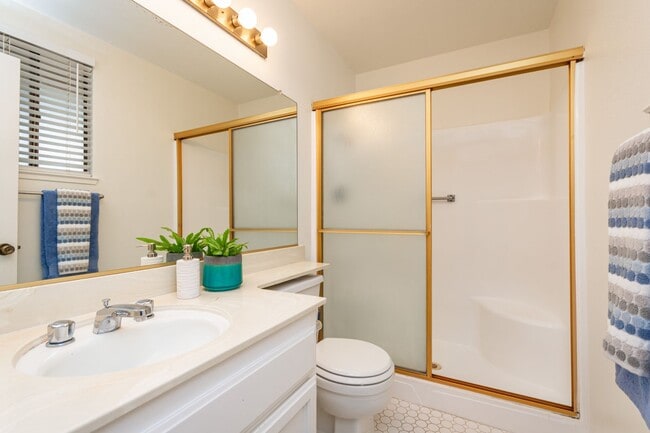 Building Photo - Pocket 3 Bedroom plus Den 2 Bath Home