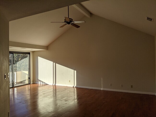 Building Photo - 28050 Horseshoe Ct