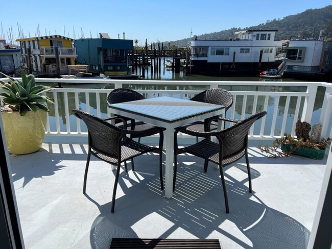 Building Photo - Adorable Sausalito Houseboat Fully Furnish...