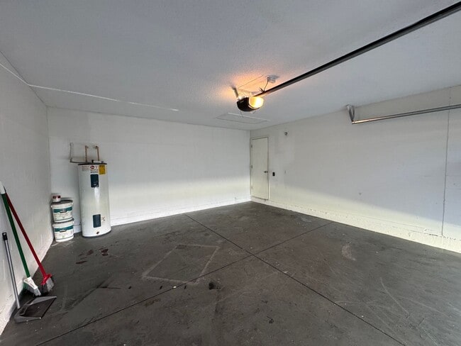 Building Photo - Spacious 4-Bedroom Home with 3 Full Baths in Whispering Trails – Pet Friendly!