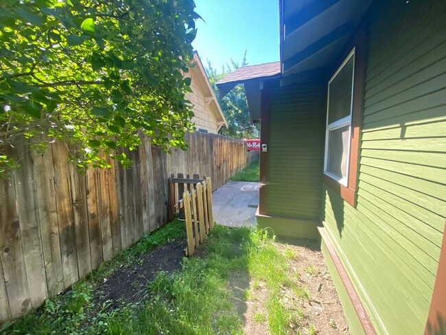 Building Photo - Adorable 3 bed/ 1 bath Home Desirably Loca...