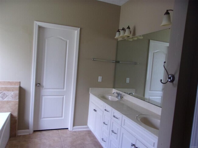 Building Photo - 718 Briarcliff Pl