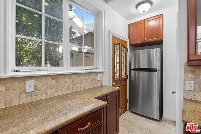 Building Photo - 420 S Beverwil Dr