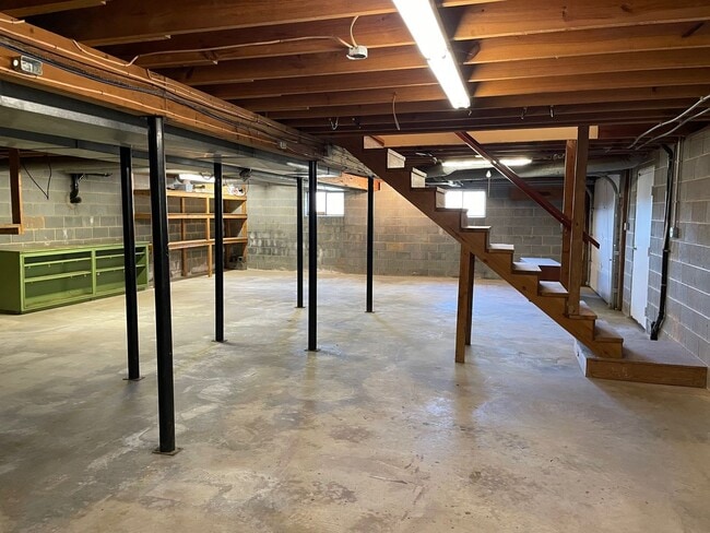 Building Photo - 2-3 BED, 1.5 BATH BRICK HOME