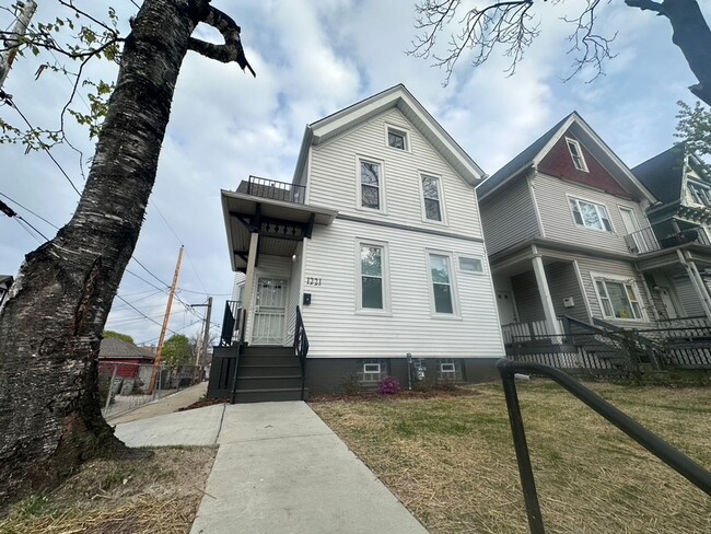 Building Photo - Large Open Concept 5BR/2BA Rent to Own Home with Office
