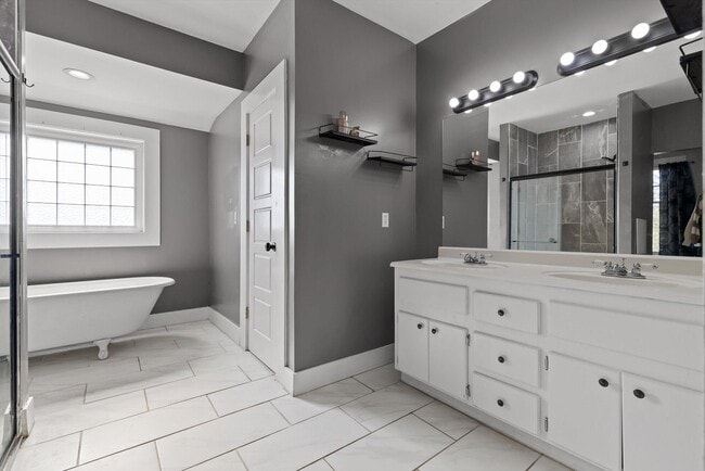 Building Photo - 207 Culberson Ave