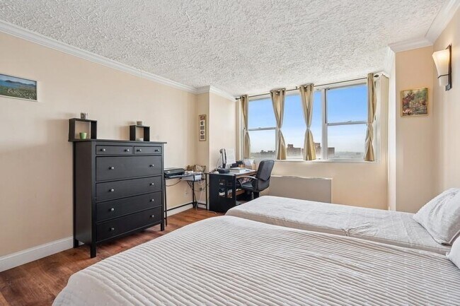 Building Photo - 6040 BLVD E