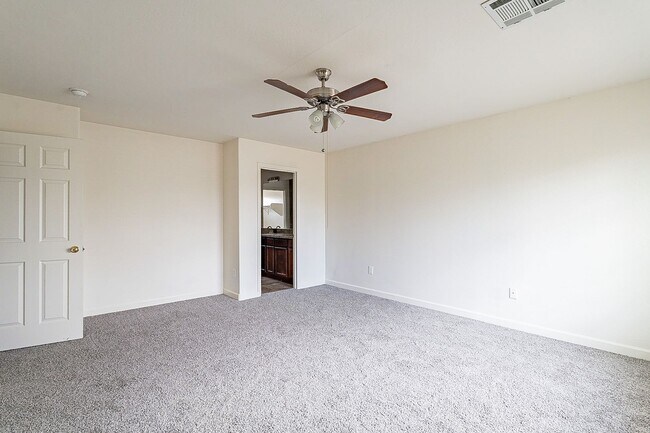 Building Photo - Large 3 bedroom 3 bathroom townhomes