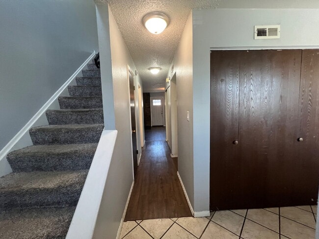 Building Photo - 2567 Rainbow Dr