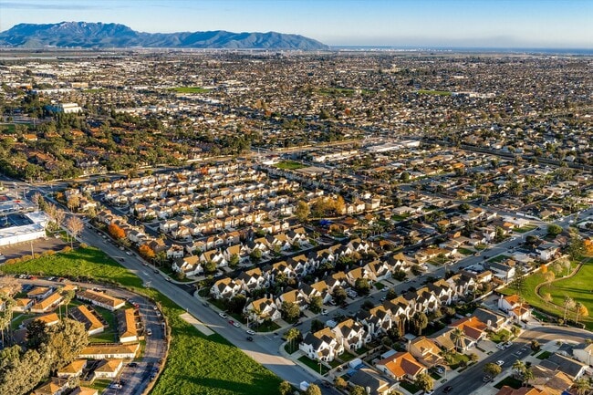 Building Photo - Large Renovated 3bed x 2.5bath Townhouse with Private Patio & 2-Car Garage