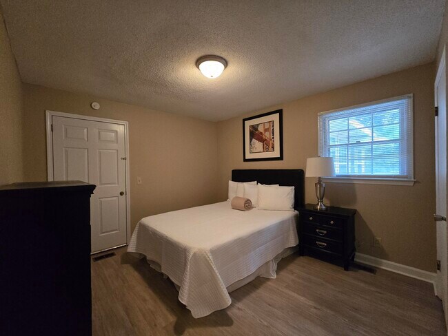 Building Photo - 1565 Jefferson Rd