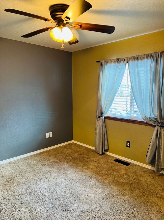 Building Photo - 3 Bed - 2 Bath - Fenced Yard