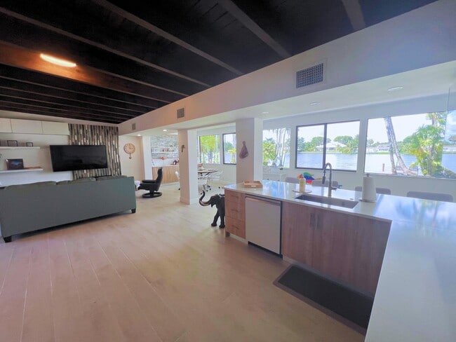 Building Photo - 7315 Pine Tree Ln