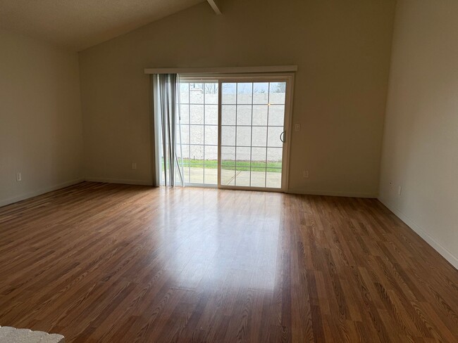 Building Photo - Beautiful Westside Duplex