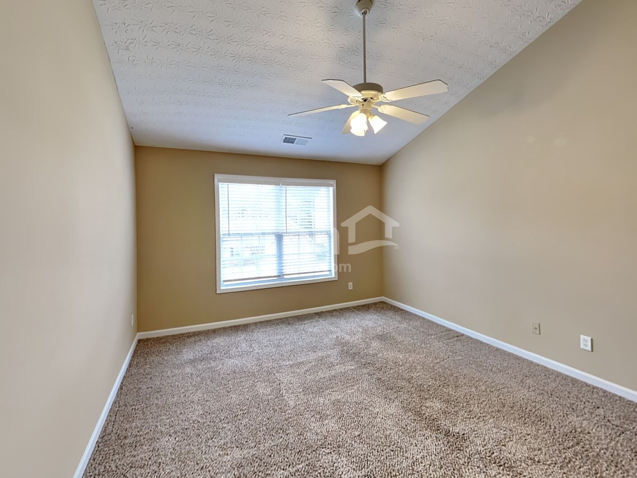 Building Photo - 123 W Skyline Vw