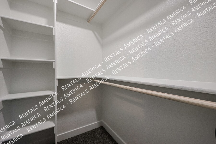 Building Photo - 2517 W Sheffield Ave