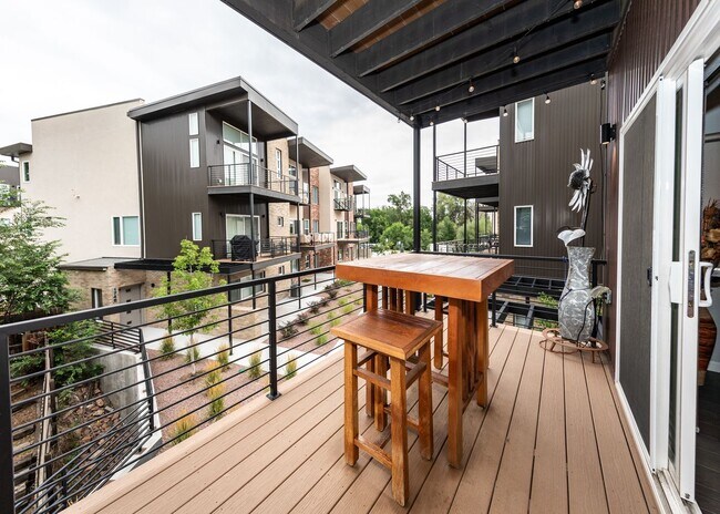 Building Photo - Urbanite Living near Downtown 3 Bed End Unit Townhouse