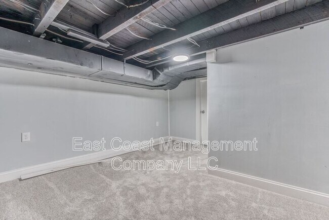 Building Photo - 1253 Sargeant St