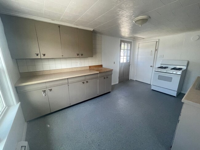 Building Photo - Spacious 1–2 Bedroom Apartment for Rent – Adams, MA