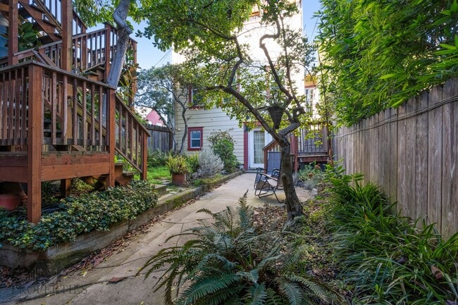 Building Photo - Updated Edwardian Style Noe Valley Flat - ...