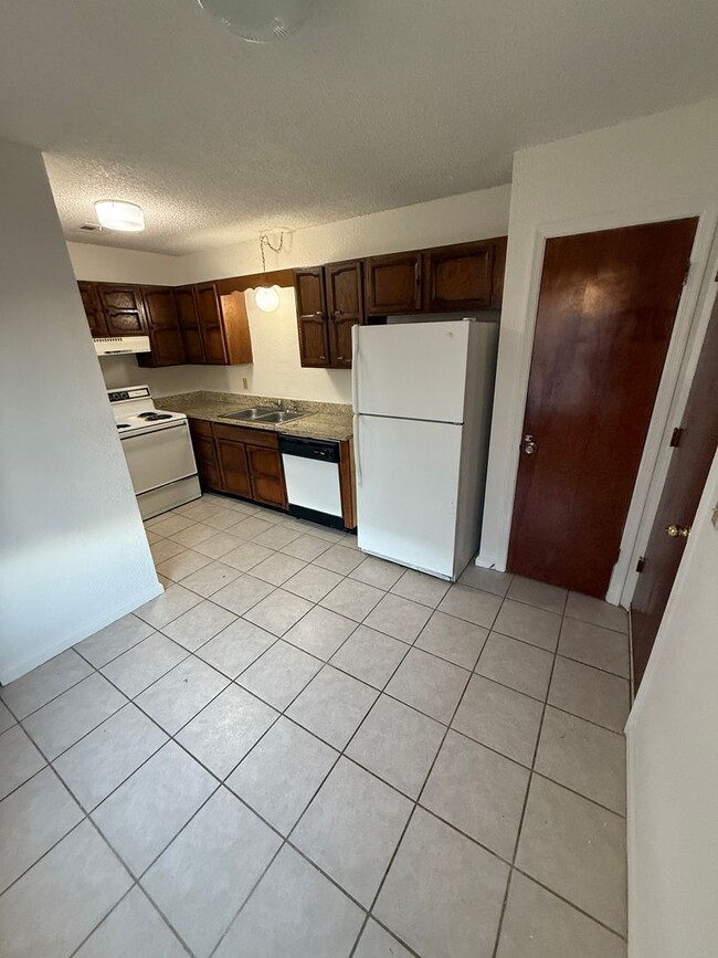 Building Photo - Duplex On West Quantico 3 bed