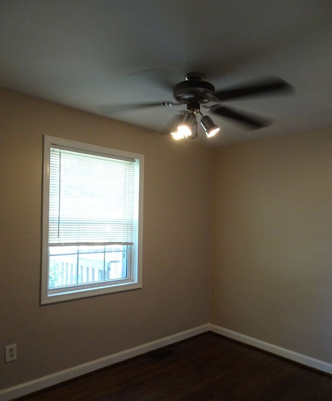 Building Photo - 3 Bedroom 1 Bath Rancher Rental in North H...