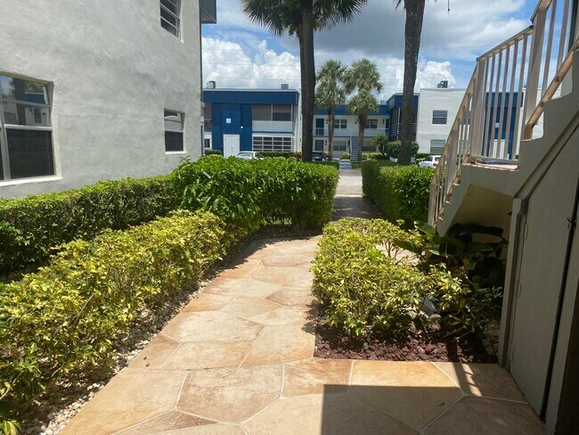 Building Photo - 542 Normandy Ln