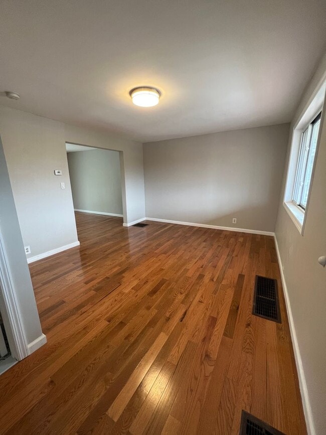 Building Photo - Spacious 3 Bed/1.5 Bath Home in Overbrook ...