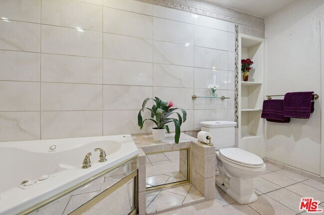 Building Photo - 5667 Heatherdale Dr