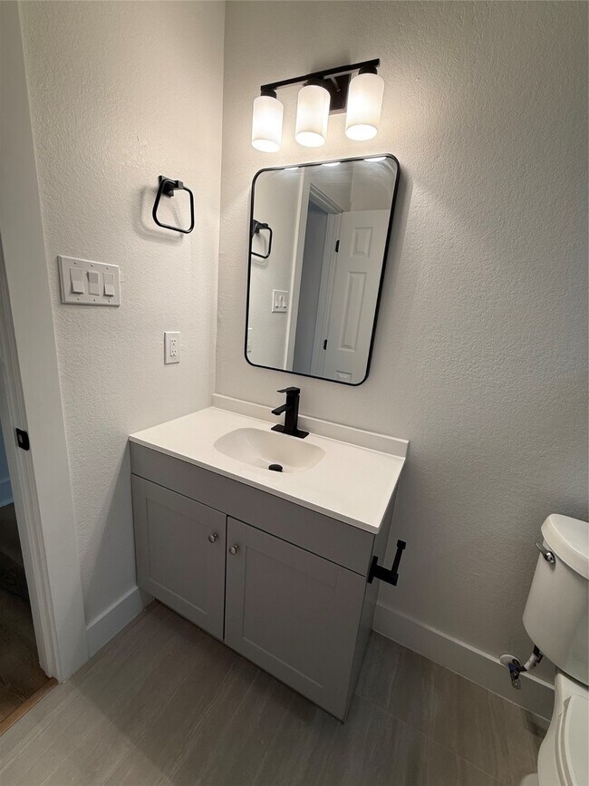 Building Photo - 611 N Eastwood St