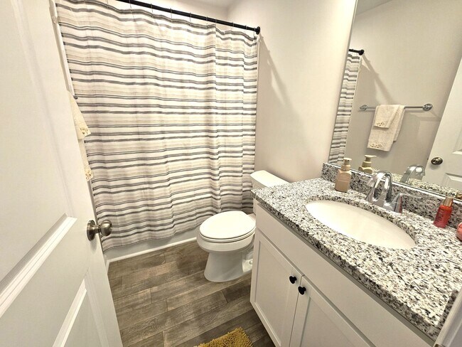 Building Photo - 698 Oak Br Pl