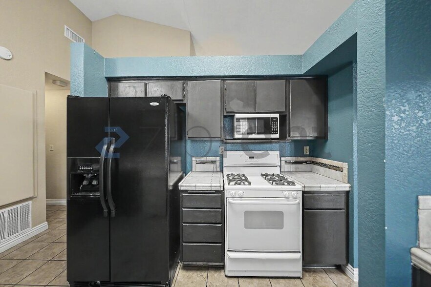 Building Photo - Unit