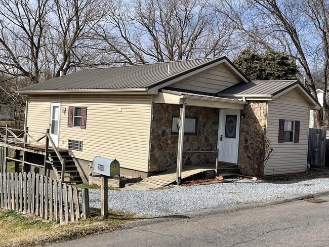Building Photo - 1 Bedroom 1 Bath Home Located in Johnson City, TN