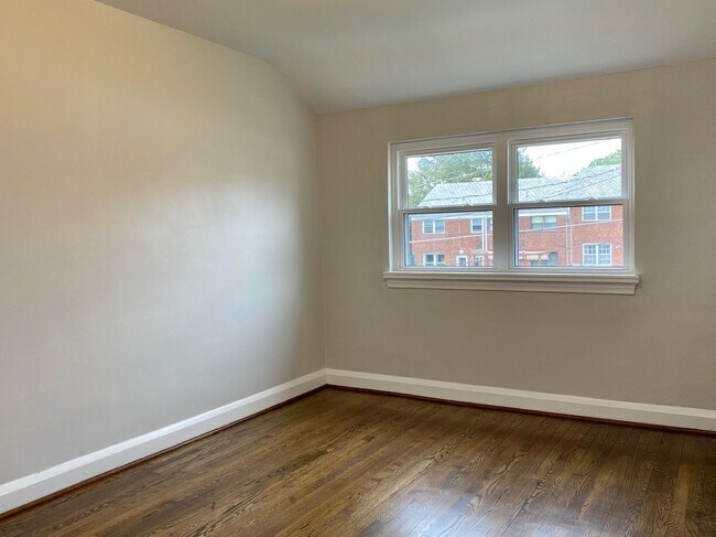 Building Photo - Charming 3 Bedroom/1 Bathroom Townhome in ...