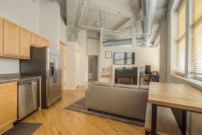 Building Photo - One Bedroom Unit in Wonderful Western Auto Lofts