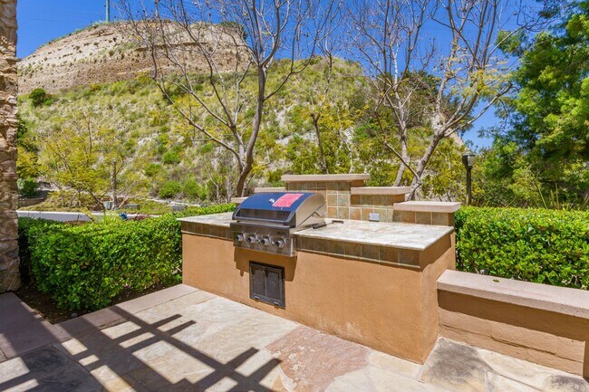 Building Photo - Upgraded Mission Valley 2 Bed 2.5 Bath at the Terraces of Escala! Small Pet OK!