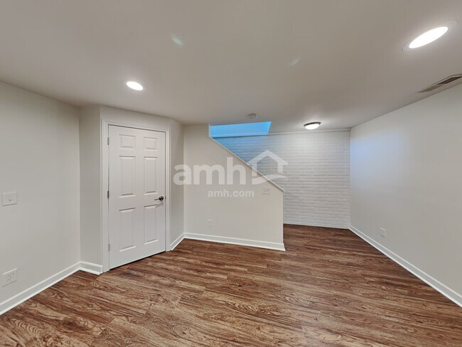 Building Photo - 836 Orwell St