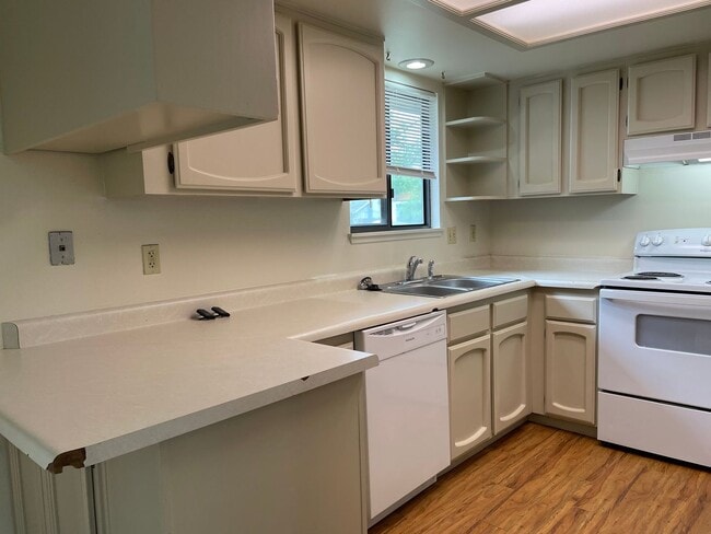 Building Photo - Spacious 3 Bed 2 Bath Home-Located on a Corner Lot in Quiet Neighborhhood