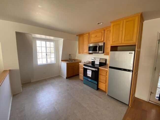 Building Photo - Great horse property in Del Luz!