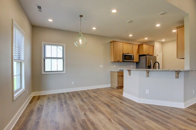 Building Photo - 102 Riverbend Dr