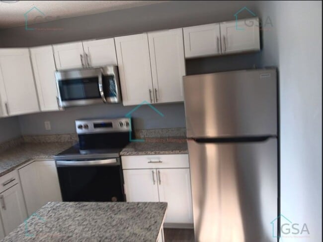 Building Photo - 3 Bedroom 2 Bath Available!