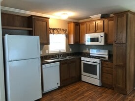 Building Photo - 28 Oak Tree Ln