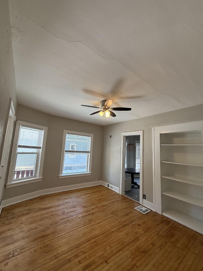 Building Photo - 133 E Lloyd St