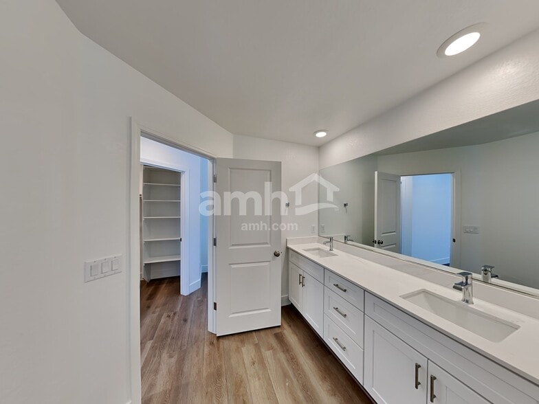 Building Photo - 11194 Magallanes St